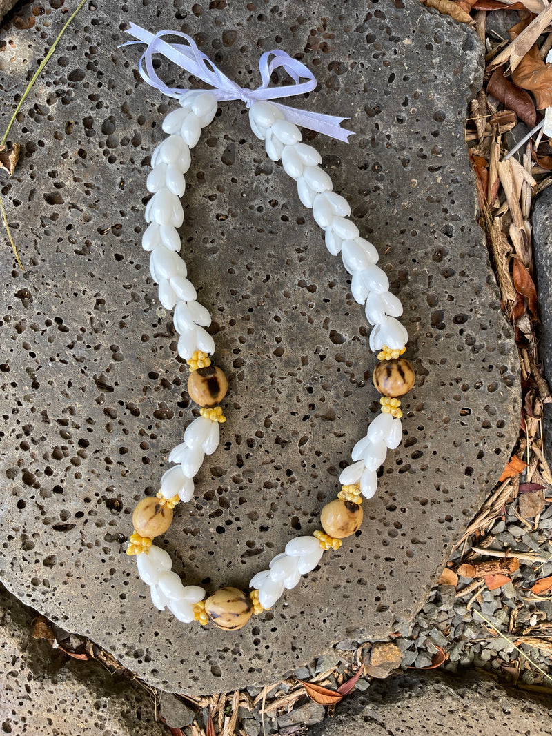 Bubble shell lei with kukui nuts