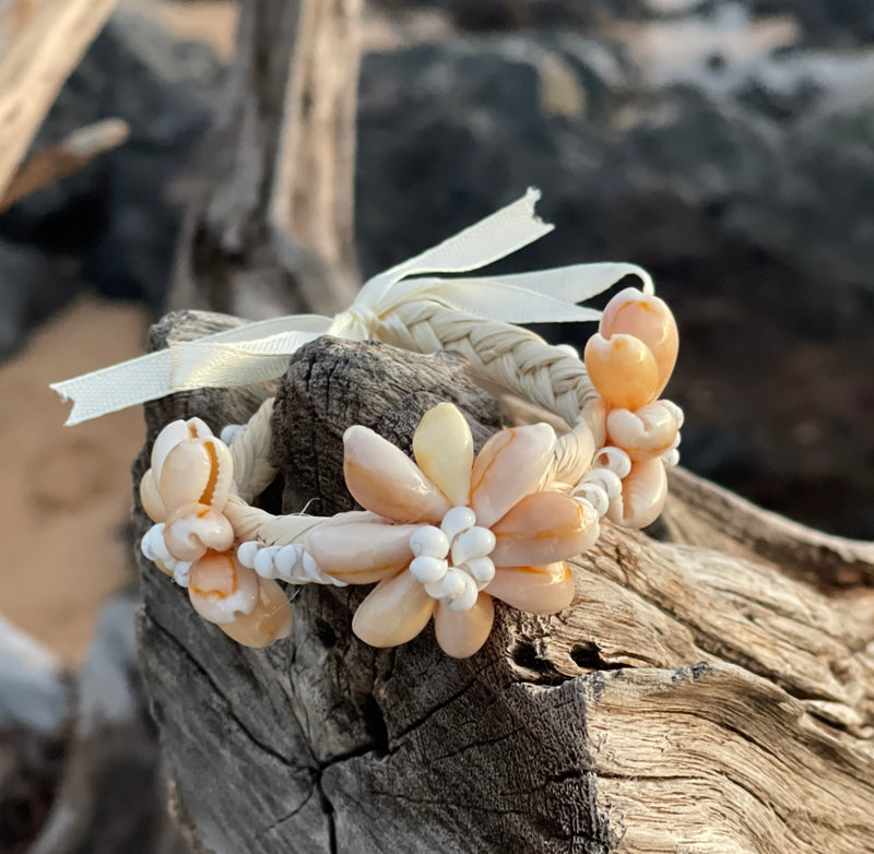 Flor de concha playera en cordón natural (elija entre collar o pulsera)